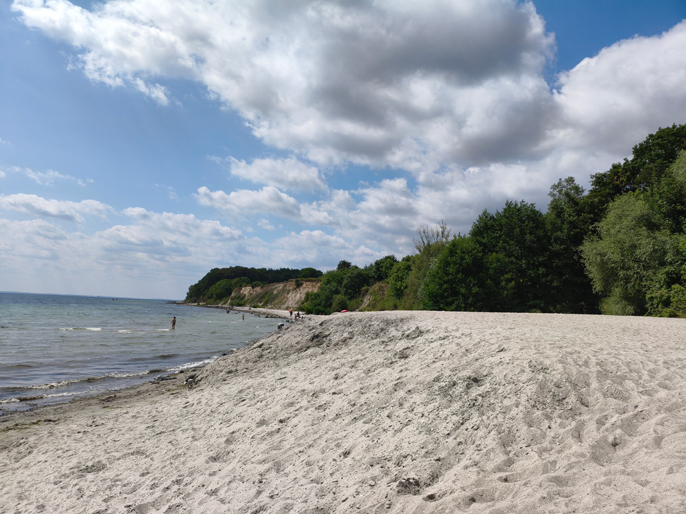 Strand vor der begrünten Steilküste